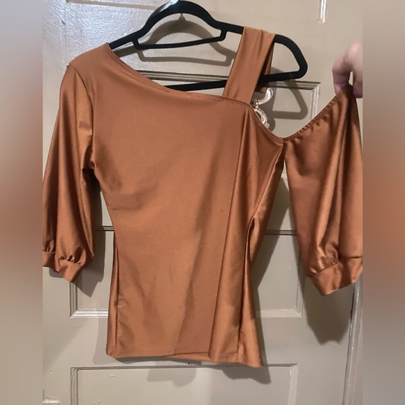 NWT Rust color off shoulder blouse. Size M. - Picture 2 of 5